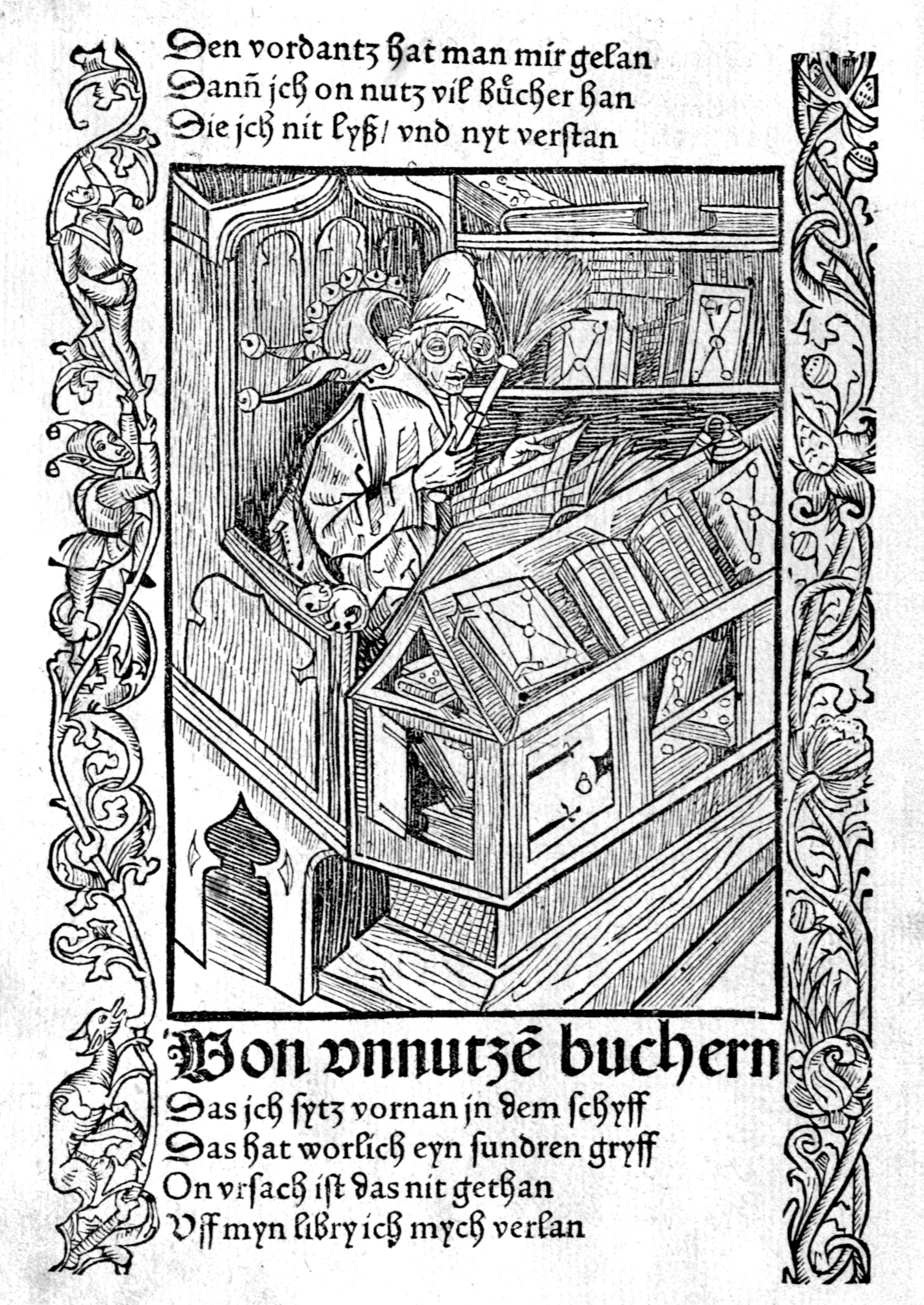 A woodcut of a fool in cap and spectacles standing at a lectern packed with closed books, a duster in his right hand, more volumes on the shelf behind him. German verses above and below name the chapter Von unnützen Büchern.